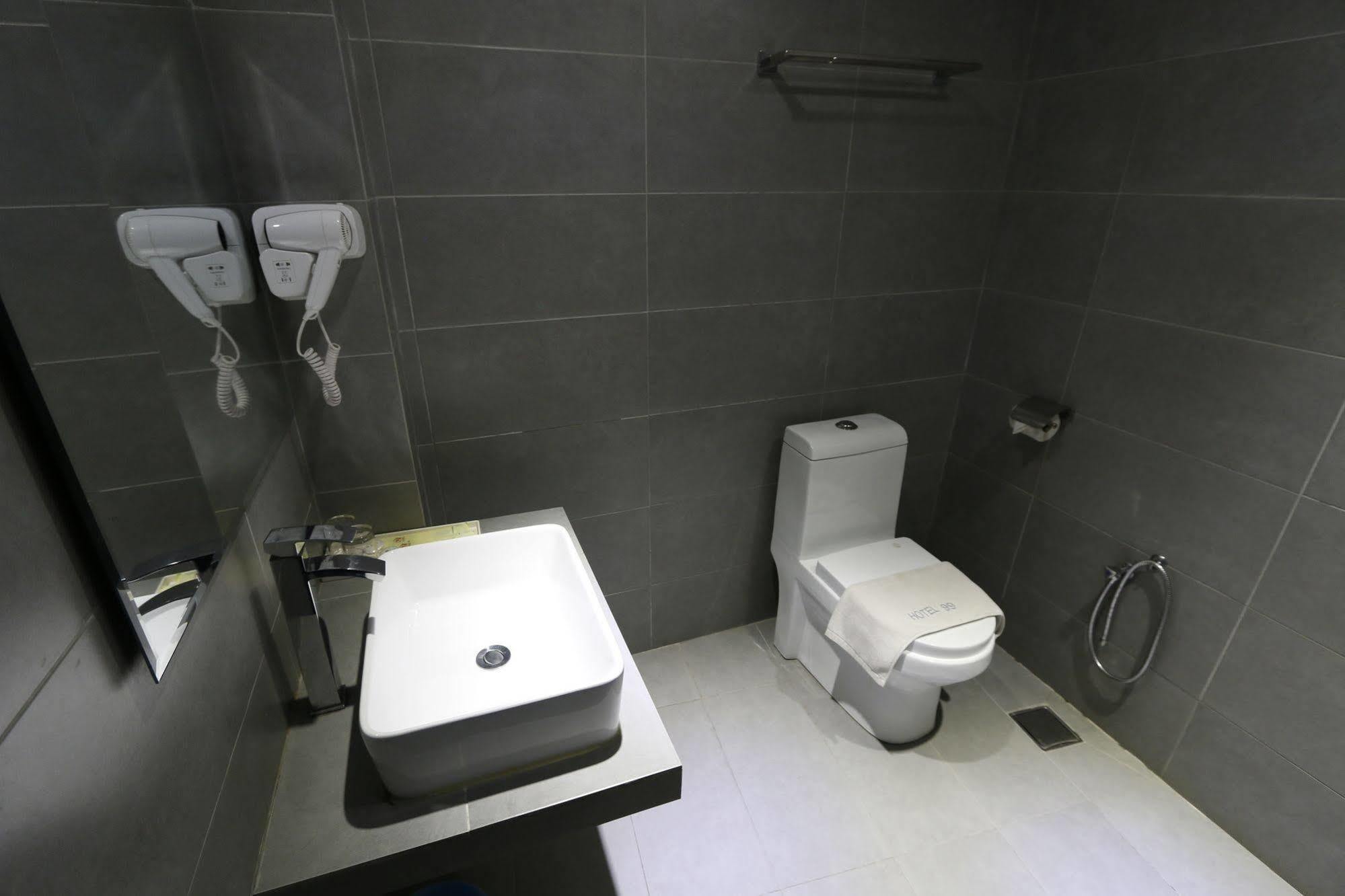 Hotel 99 Pusat Bandar Пухонг Екстериор снимка